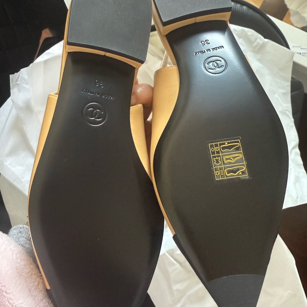 CHANEL Two-Tone Beige and Black Heels - Picture 6 of 12